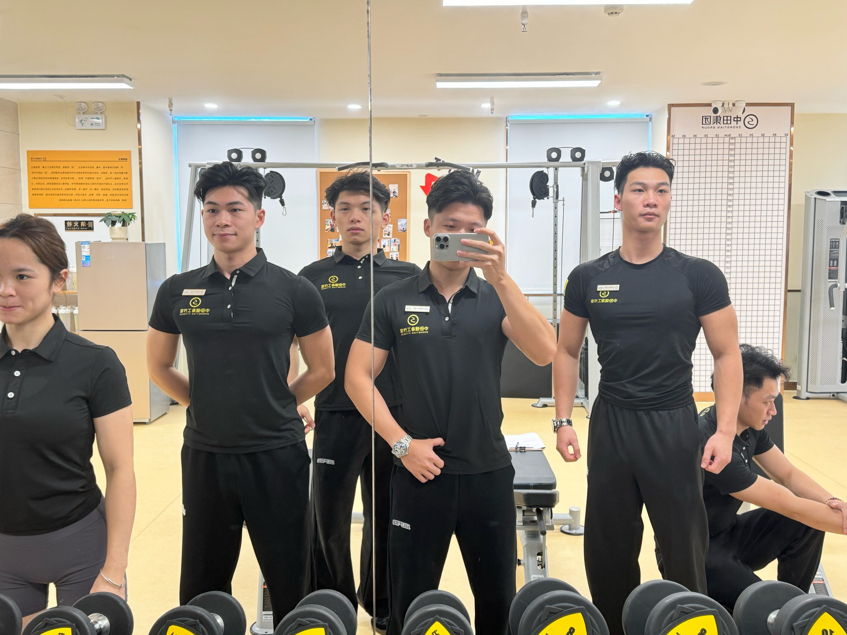 教练团队分析对手，精准打造战术